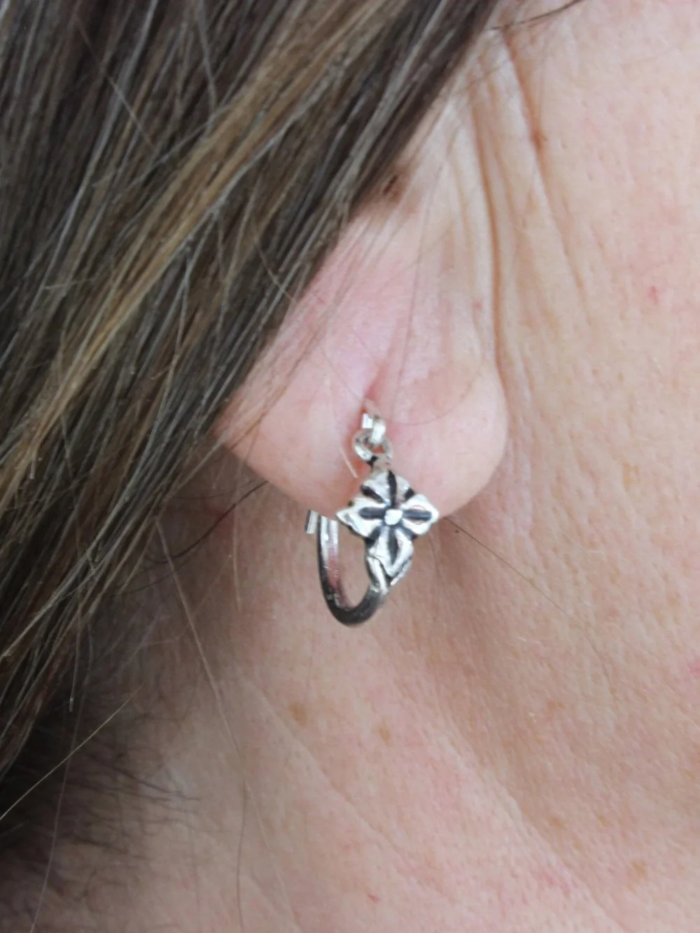 Silver hoop earring - Picture 1 of 6